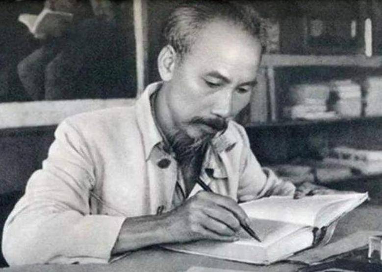 死领出腐烂遗体女儿好友潜水偷渡运回骨灰冰球突破豪华版手机版陈宝仓牺牲后友人冒(图9)