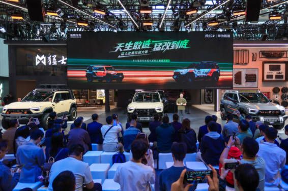 17 Hero版原厂改装野出你的专属范儿冰球突破爆百万大奖拒绝汽配风！猛士M8(图2)